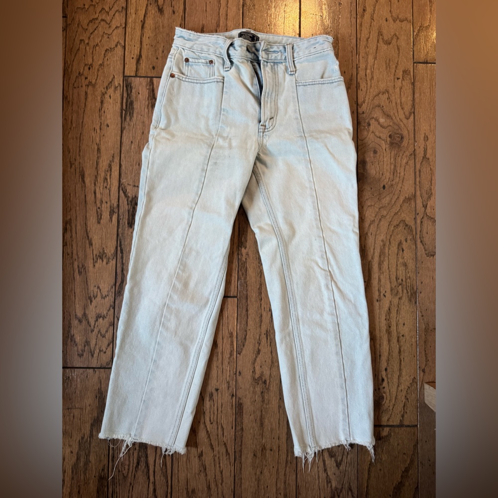 Abercrombie & Fitch Women’s Light Wash Annie High Rise Ankle Straight Jeans. 26
